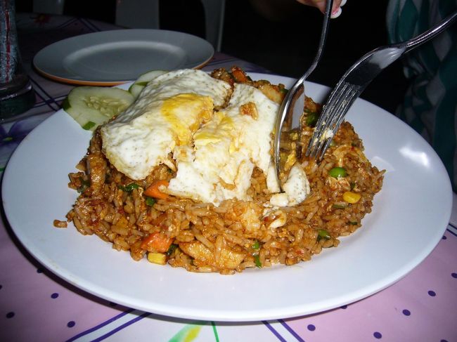 パッサ・オレオレ内の人気店『Helo Helo』にて、ナシゴレンを食す。<br /><br />インドネシアのナシゴレン、やっぱり美味しい！！！<br />(対 シンガ＆マレーシア 比)<br /><br />半熟卵を崩しながら、混ぜ混ぜ… 量もたっぷりで満足×2！