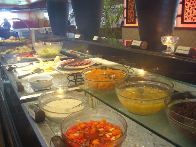 DAY2：ビンタン→シンガ<br /><br />気持ち良い南国の朝。本日は快晴です。<br />前日夜中までおしゃべりしていたので、またまた寝坊。<br />時間があまりないけれど、朝食ビュッフェはがっつりいきます！<br /><br />(しかし、振り返ると食べ物の写真が多い…女同士の旅行って、ホント食べてばっかり 笑)<br />