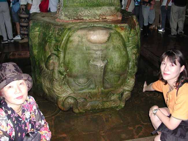 地下宮殿・・・といっても昔の地下貯水池<br />柱の下になぜかメデゥーサの首、しかもなぜか逆さ。他にも横向きとかある。<br />意味不明らしい。