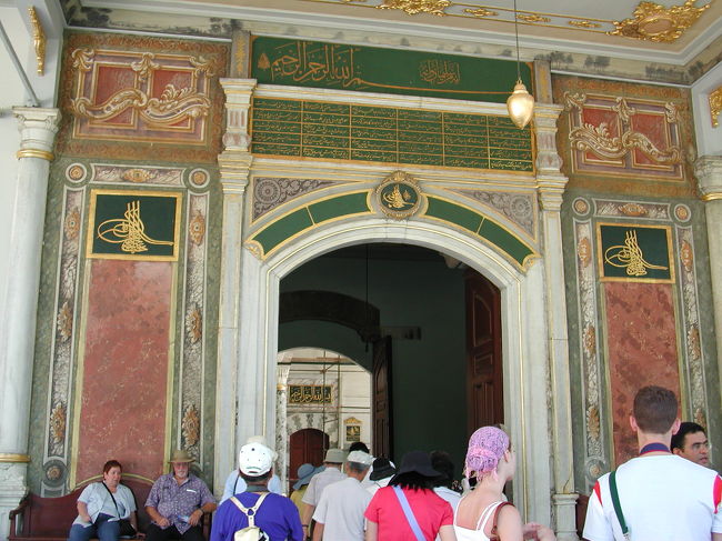 トプカプ宮殿の入り口。<br />この奥に財宝の展示があり、世界で２番目に大きいダイヤは見てるだけで心臓ばくばくしました。