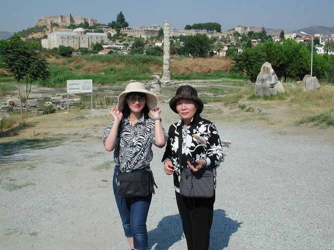 エフェソス遺跡の入り口<br />エフェソスではデジカメで写真とってなかった(涙)<br />色々見所ありましたので紹介しますと、<br />ケルスク図書館<br />野外劇場<br />市場跡<br />路上の道案内跡などなど<br />