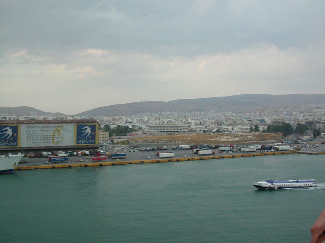 アテネを出発<br />２００３年アテネオリンピックのマークが見えます。