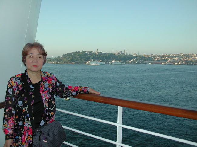 インタンブールへ入港<br />待ちきれず、デッキへ。<br />街には大小さまざまなモスクが見えます。<br />有名なブルーモスクやアヤソフィアも見えてきました。<br />