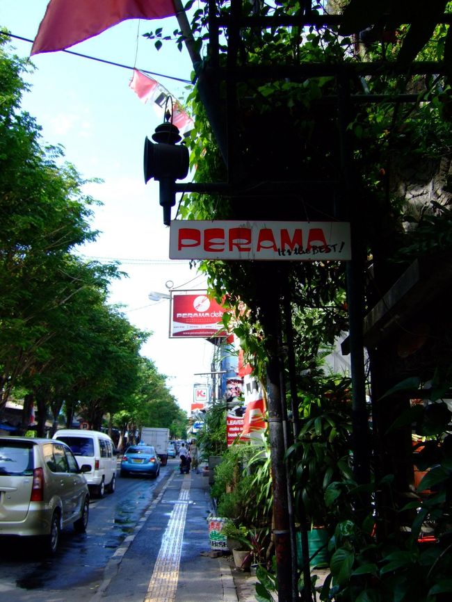 HOTELから、個人TAXIでレギャン通に位置するプラマ社オフィスまで移動。<br />本当はメーター制で走行してくれるバリ島内のTAXI会社で最も評判が高いBLUE　BIRD　TAXIに乗りたかったけど、朝なので人気のBLUE　BIRD　TAXIは捕まらず。<br />個人タクシーは、ぼるのも商売なのか最初っから吹っかけてくるので、おおよその距離を知らないと大損する事も。ドライバーの言い値30.000Rpで乗車しようとした夫を静止して私が20.000Rpで交渉成立した。<br />(後日、同距離をBLUE　BIRD　TAXIで走ったところ、料金は12.000Rpだったので許容範囲)<br /><br />TAXIの詳しい口コミはこちらをご覧くださいませ(*^^)v<br />http://4travel.jp/overseas/area/asia/indonesia/bali/tips/10121488/