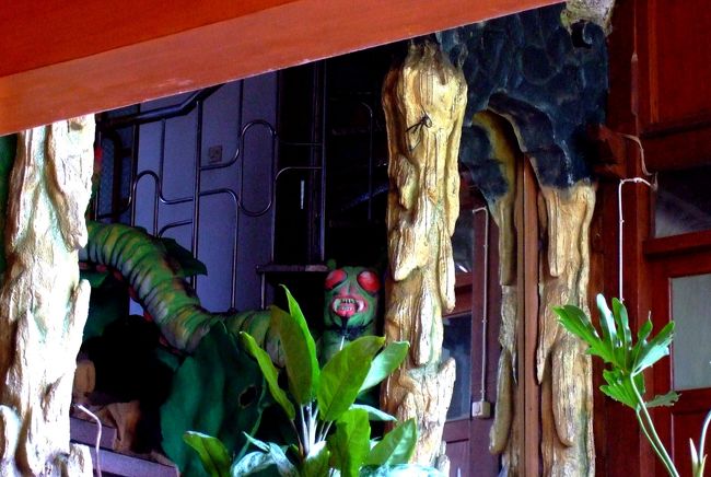 ぎゃっ！恐ろしいほど巨大な青虫の姿がチラリ。<br />ハッキリ言って相当怖い…この建物は内装から察するに昔、アミューズメント系のレストランだった模様。<br />それにしても心臓に悪い。