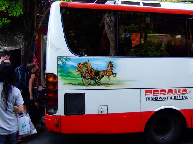 待ちに待った乗車バスの名前が告げられ、道路を横断する。<br />西洋人観光客らは手慣れたもので、大きなスーツケース・バックパック・バギーをガンガン積み込んでいく。<br />なんて言ったって“クタ⇔ウブド”往復１人：100.000Rpだから、少人数ならTAXI移動より断然安い♪<br />更に往復割引で私たちは１人：80.000Rpだった。<br />