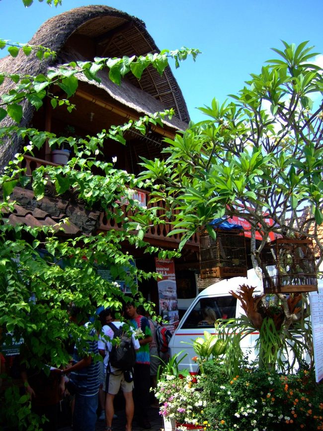 10：00にクタのプラマ社前を出発して寄り道することなくウブドへ。<br />到着したのはウブドのプラマ社前で、11：15だった。<br />シャトルバスを下車した途端に個人白タクドライバーが、わっ！と集まって「１日好きな所へ連れて行ってやるからチャーターしろ」と口々に営業をかけてくる。<br />