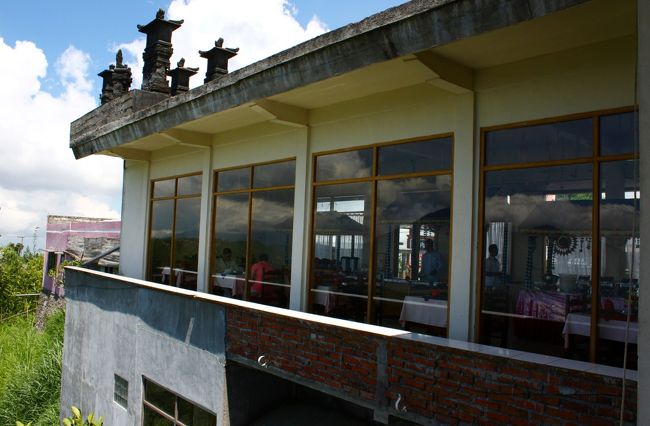 連れてこられたのは割と大きなレストラン“PANCA YOGA”で、この辺りはランチのみの営業でビュッフェ形式の店が多いとか。<br />車を降りた途端に物凄い勢いで集まる土産物の売り子たち…商品は微妙だし、値段も超観光地価格っぽいので慌てて建物の中に入った。