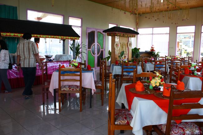 ランチタイムより少し早めに到着したので空いていたから、絶景を楽しむため室内より屋外の特等席を確保した。