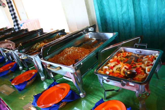 種類もまぁまぁ多くすぐ補充してくれるので熱々を食べる事ができ、味も美味しかった。<br />料金は少し高いけれど観光地価格なので、１人：90.000Rp。<br />