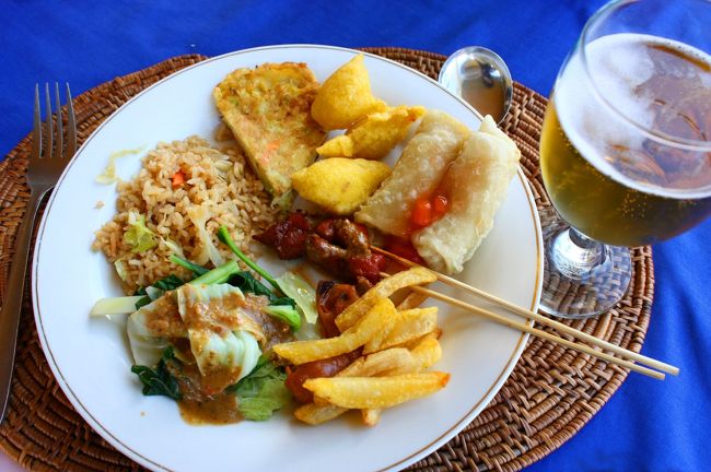 絶景を眺めながらのランチは楽しいけれど…標高が高いだけあって、風がびゅんびゅん吹き荒れてるし、とにかく寒い。<br />屋外で景色を堪能するなら、ストールなど防寒具は必須！