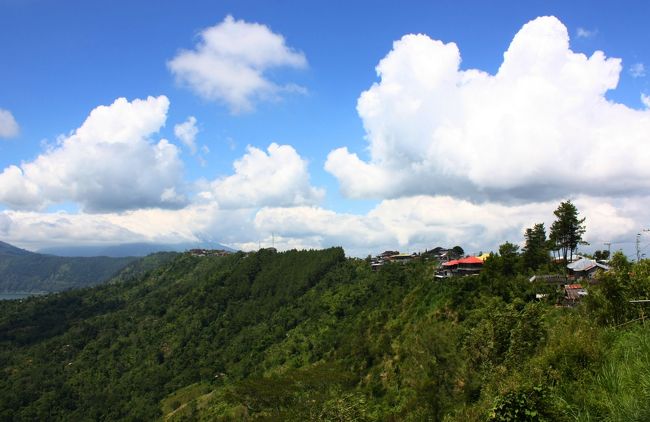 かなり山道を登ったところでバトゥール山周辺の観光起点：ペネロカンに到着。<br />観光客は入口で通行料１人：5.000Rpの支払いが必要になる。<br />ペネロカンはバトゥール山のカルデラの屋根の部分にあたり、道沿いには何店舗も絶景展望を売りにしたレストランが営業しているので、そこの１軒でランチを食べる事に。<br /><br />