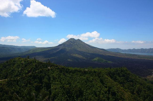 モノ静かな姿からは想像できないけれど、バトゥール山は1917年と1926年に大地震＆大噴火を起こし、その爪痕が今も生々しく残っている。<br />