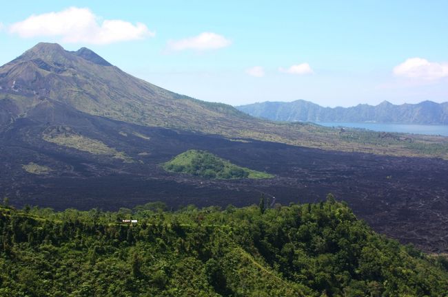 なだらかに広がる裾野を埋め尽くす真っ黒な溶岩と、周辺の緑が対照的な大パノラマ、さすがバリ随一の景勝地を誇るだけあり、ずっと眺めていても飽きることはない。