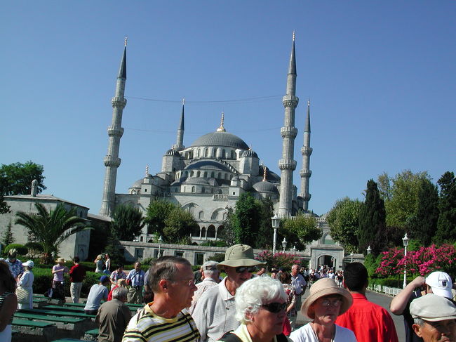 ブルーモスク<br />１６０９〜建立<br />黄金(altum)と６本(alti)を聞き間違えて６本のミナーレ(細長い塔みたいの)を建ててしまい、メッカにあるモスクのミナーレを急遽７本にしたらしい(メッカのミナーレははじめ６本だった)。<br />