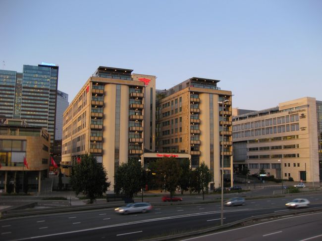 　今回宿泊した、Thon Hotel Operaです。中央駅のすぐ近く、オペラ座の目の前にあります。<br />　エレベーターからオペラ座、フィヨルドを見ることができます。<br />　室内は普通のホテル。。ちゃんとポットとお茶のセットがありました（笑）。フロントで、無線LANを使うかどうか聞かれて、IDとパスワードが書いてあるスクラッチカードをくれました。簡単にネットの繋がって快適でした。。