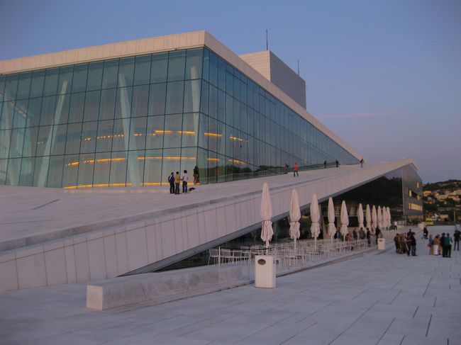 オペラ座、海側から。この斜面は上まで登っていくことができます。