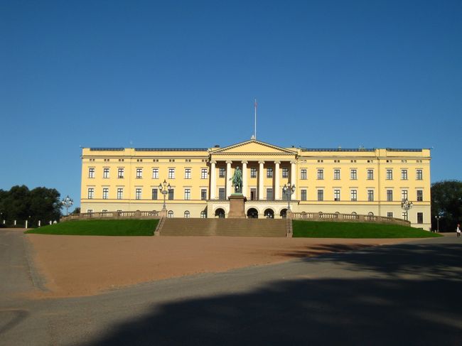 王宮。。。前を通っただけです。。