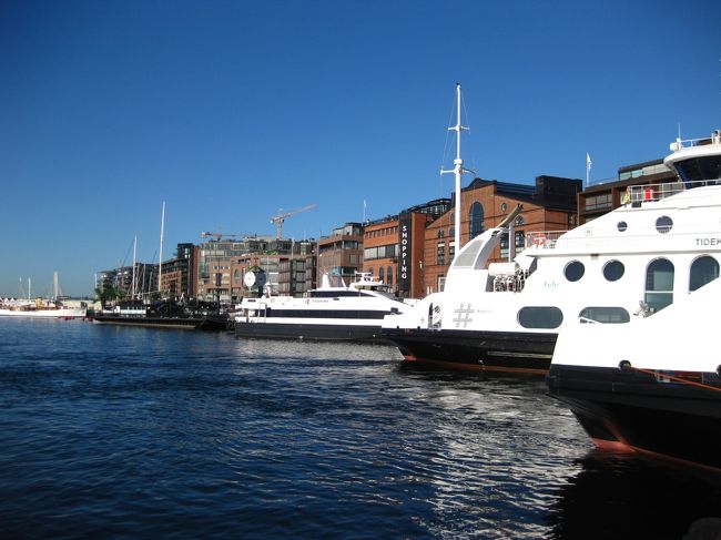 港・・船で通勤・通学してくる人多数でした。。