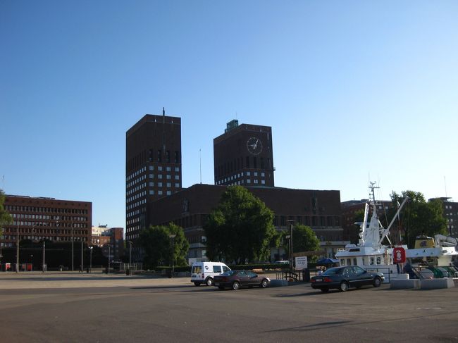 港からみたオスロ市庁舎