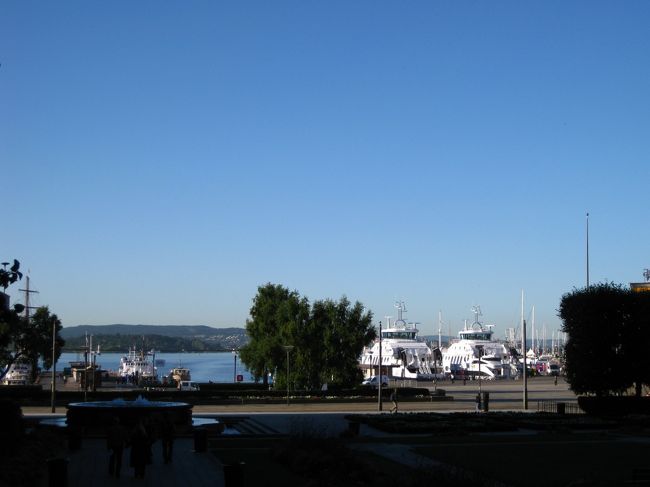 市庁舎横から見た港