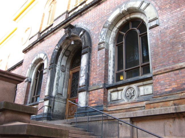 オスロ国立美術館の入り口。ムンクの絵を見るのが今回の主なオスロ訪問の目的でした。。美術館内は写真撮影禁止でした。この日は10時からでした。オープンと同時に入館し、ムンクの部屋に直行したので、一番乗りでした（笑）。しばらく一人でゆっくりとムンクの部屋を楽しむことができました。。