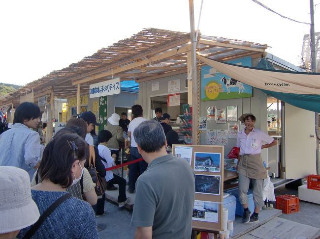 奥にはたくさんお店がでてました<br />こちらは加藤牧場さん<br />行列ができています