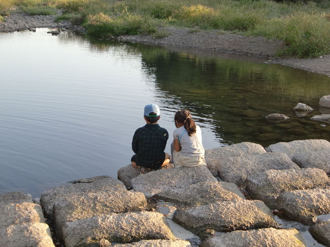 「なにがつれるのぉ？」<br /><br />近くの川でつりをするかわいいカップル<br />（おそらく兄弟？）