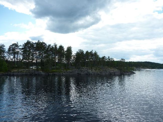 遊覧船から湖を撮影。