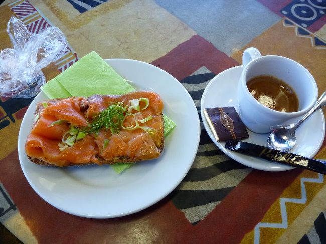 カフェで朝食。6.2ユーロ。