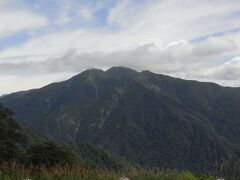 天神平の真向かいにそびえる大きな山。朝日岳だそうです。