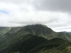 谷川岳山頂の写真。
尾根伝いに歩いて向かいます。
出発は、９：３５。早いですが、代々木を出てから５時間後・・。