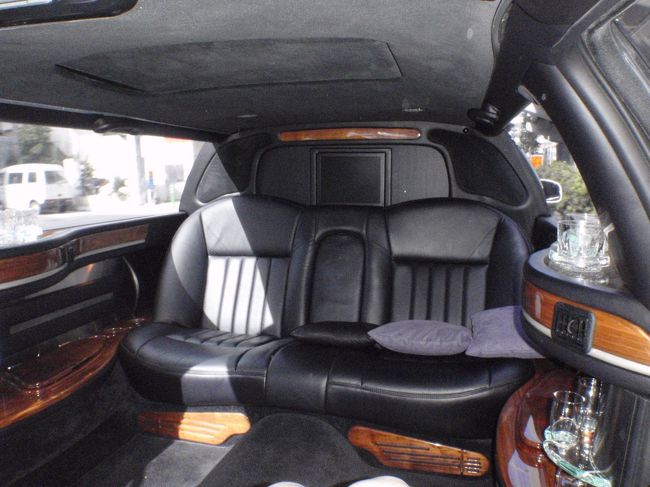 リムジン車内<br /><br /><br />広っ!!<br />写真とったりしてくつろぐ間もなく営業所に到着。<br />つかの間のセレブ気分を味わえました♪<br /><br />次は出世してリムジンに乗ってみせ･･･る!?