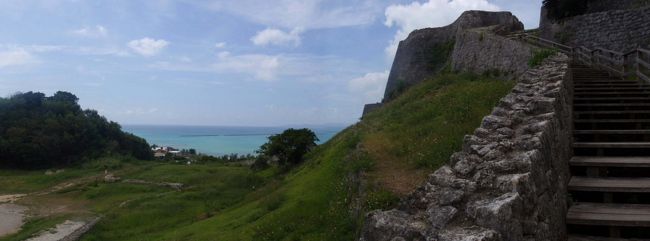 海を見ながら階段を上っていきます。<br /><br /><br />途中、足場の悪い石段もありました。