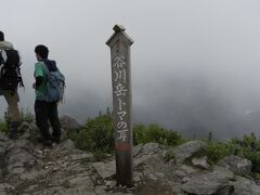 ようやく山頂に到着。谷川岳は山頂が２つあって、これはそのうちの１つの「トマの耳」です。肩の小屋から１５分程度で着きます。