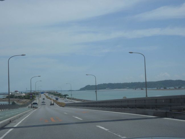 続いて海中道路へ。沖縄の定番ドライブスポットです。<br /><br /><br />道の両サイドが海のような干潟のような。<br /><br />