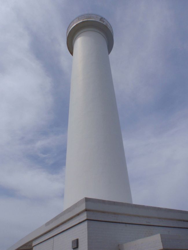 残波岬灯台。<br /><br /><br />有料で灯台の上に登ることもできます。