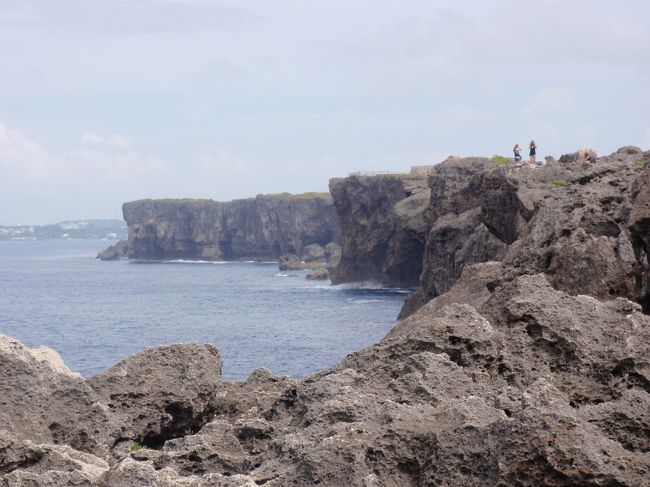 残波岬周辺はごつごつした岩が広がり、荒々しい感じがします。