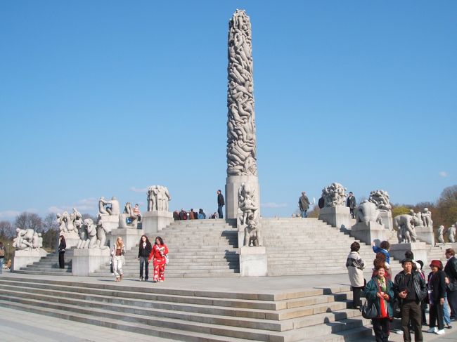 この公園のシンボルともいうべき彫刻群です。結構近くで見ると面白い！<br /><br />もちろんこれをみるためにこの公園へやってきたわけです。