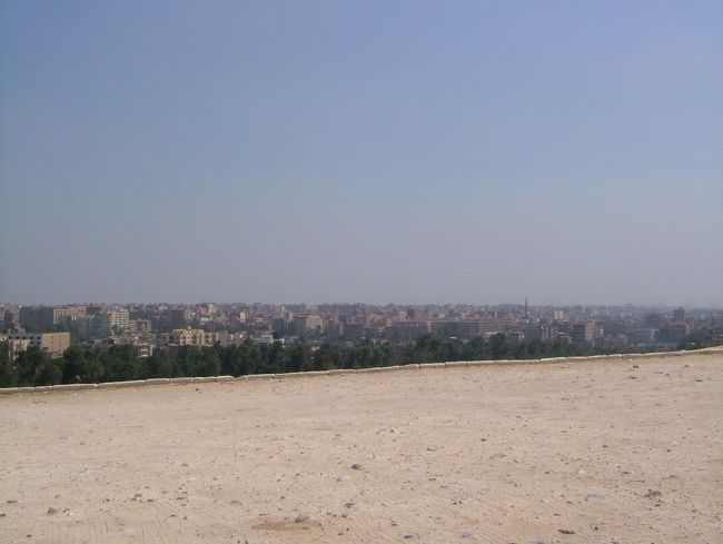 ピラミッドを背にすると、カイロの街が下に広がっています。<br /><br />本当に、街のすぐ近くにピラミッドがあるんだなぁ〜と実感です。