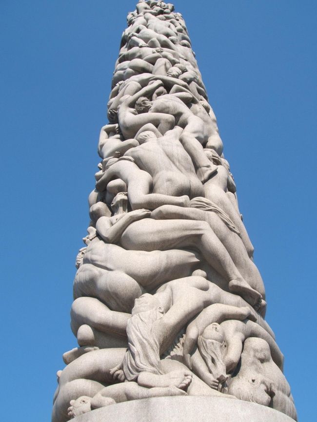 中央にそびえたつモノリス。