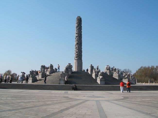 このモノリスを中心にいくつもの彫刻がまわりを取り囲んでいるというわけです。こういうモニュメントは、観光していてとても印象に残り、のちのち良い思い出として残りますよね。