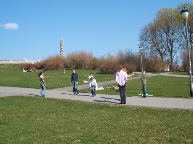 ちょっと見ずらいですが、子供たちがサッカーをして遊んでいます。ヨーロッパの公園ではどこでも見ることができる光景。