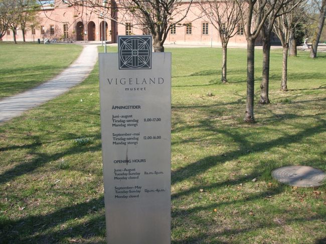 さてさて、ヴィーゲランの美術館もあります。でも開いていないみたいでした。残念。