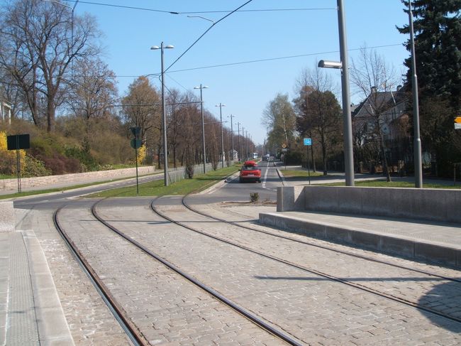 ヨーロッパといえばトラム。ってイメージあるんですけどね。こうしたトラムの線路に石畳風の道、よく見かける光景です。