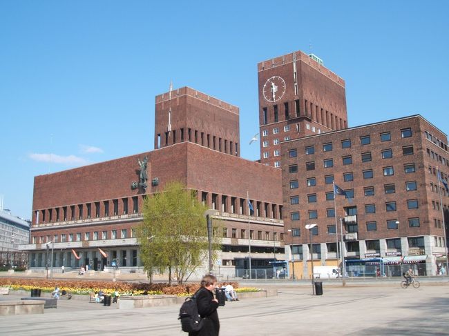 市庁舎などがある目抜き通り「カール・ヨハン通り」周辺にやってきました。こちらがオスロ市庁舎です。