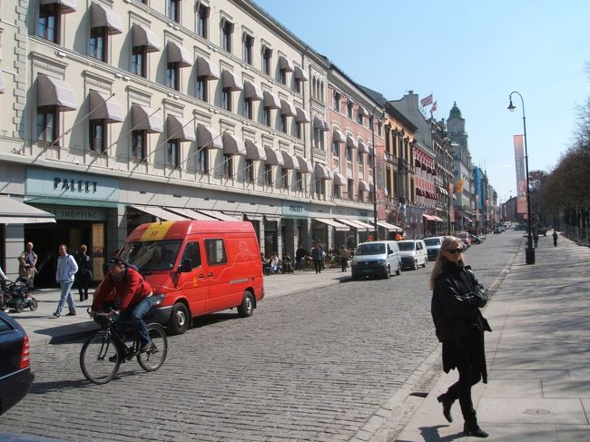 カール・ヨハン通り、石畳の道。オスロはなんというかとても清潔感のある街だなって思います。