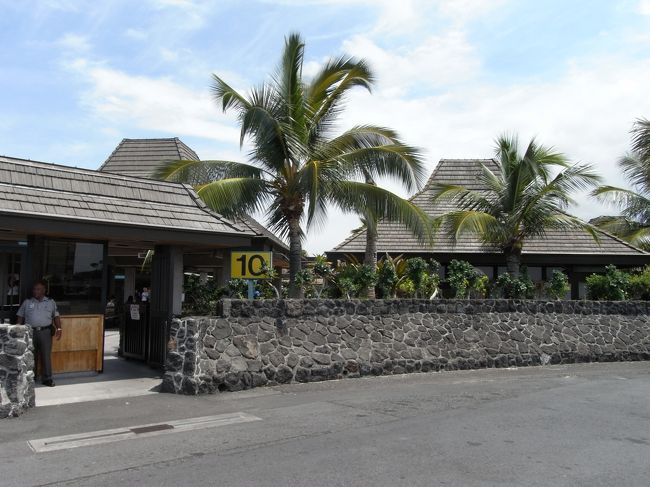 到着。久々のコナ空港です。<br />全席自由席のアロハ航空に乗れるかとおもいきや、<br />この厳しいご時勢の中、<br />アロハ航空は倒産してしまっていたのですね。。。<br />ホノルルからコナまでは、ハワイアン航空でした。