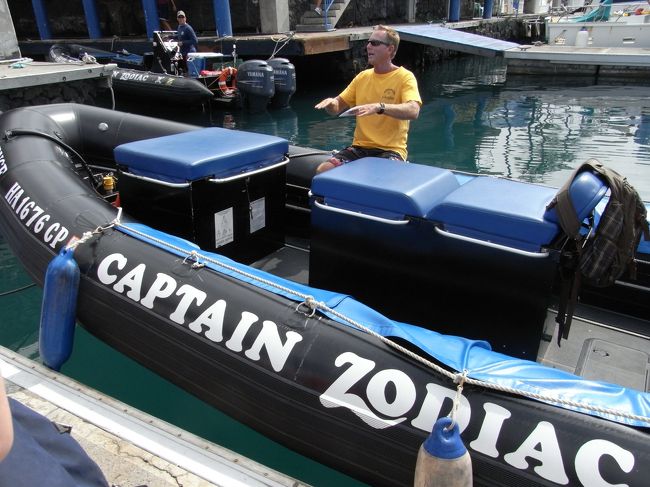 こんなラフティングボートに乗ります。<br />すごいスピードで、乗り物に弱い人は要注意です。<br />私たちも一応、酔い止めを飲みました。