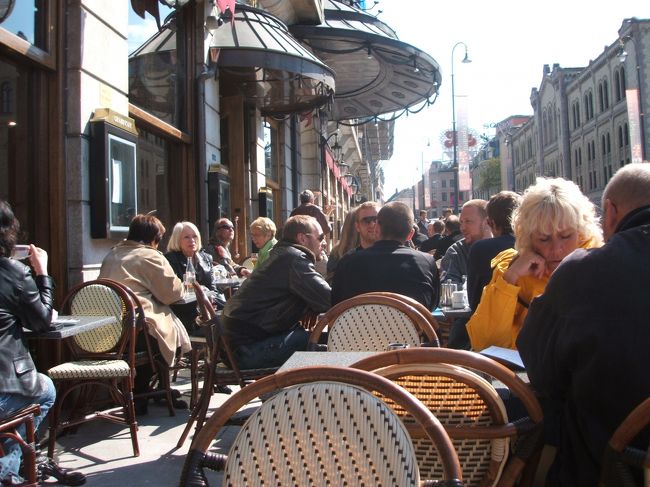 ちょっとおなかがすいたのでカフェレストランへ。<br /><br />実はこの前に国立美術館に行っていますが、写真撮ってないし orz<br /><br />オスロの国立美術館は、入場料タダ、そしてムンクのコレクションがとても充実している世界的にも屈指の美術館なのです。ムンクよかったです。